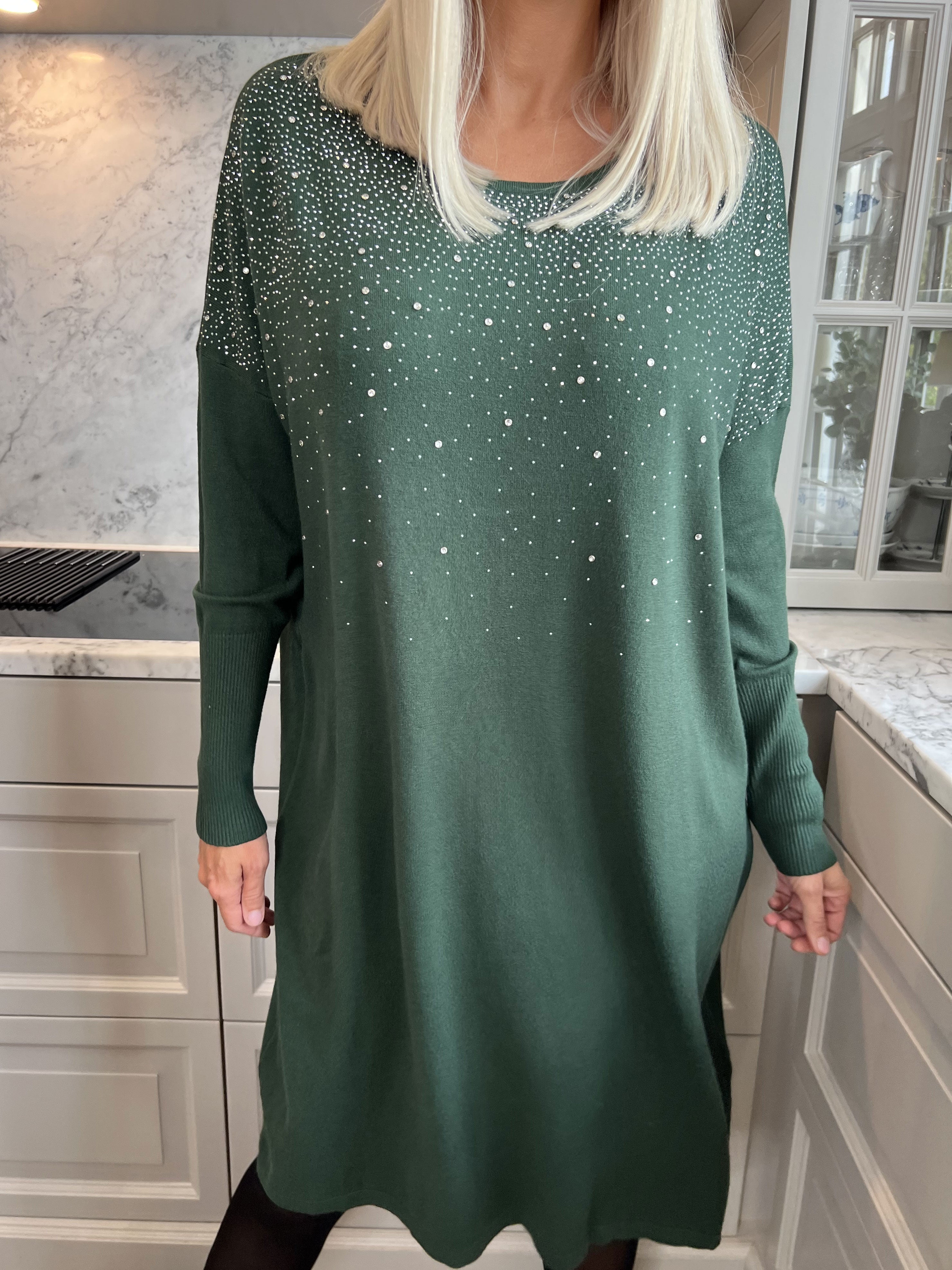 Yasha - Blød strikkjole i strækbart stof pyntet med similisten